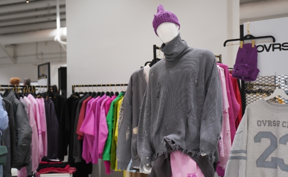 Крупная вязка и ушанки вернулись: трендовые шапки, которые носят модницы этой зимой