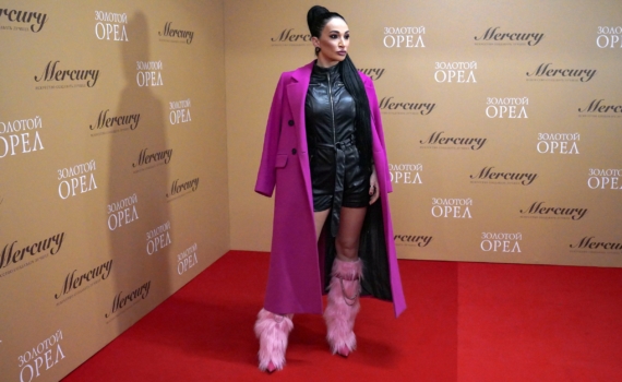 Эти 6 цветов бессовестно старят: почему после 50 стоит убрать их из гардероба Эти 6 цветов бессовестно старят: почему после 50 стоит убрать их из гардероба